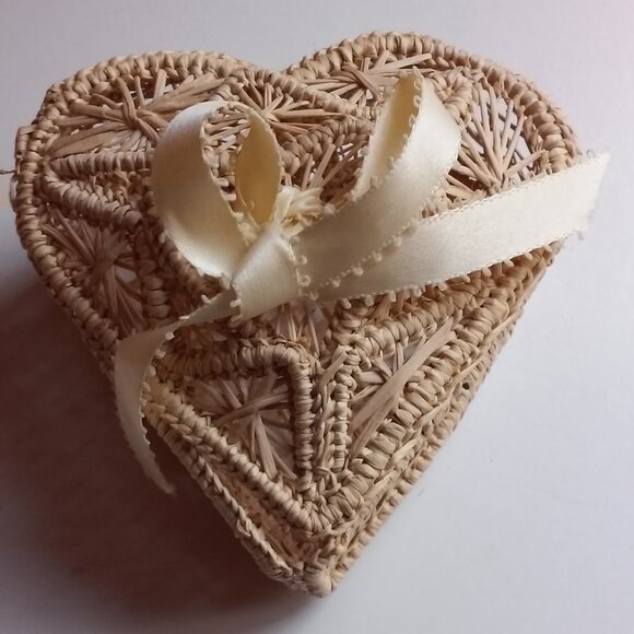 Wicker Heart-Shaped Box - Picture 1 of 4